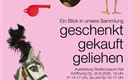 Ein farbenfrohes Plakat für eine Ausstellung mit dem Titel "geschenkt, gekauft, geliehen". Es zeigt eine Sammlung von Objekten wie eine Pferdefigur, ein Porträt und verschiedene Gegenstände.