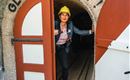 Une personne se tient à l'entrée d'une mine avec l'inscription « BONNE CHANCE ! ». Elle porte un casque jaune et regarde dehors.