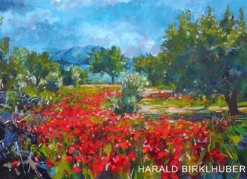 Un champ de fleurs coloré avec des fleurs rouges et des arbres verts. À l'arrière-plan, on peut voir des collines douces et un ciel bleu.