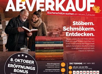 Een advertentie voor een grote boekenuitverkoop met twee personen die een boek bekijken. Op de achtergrond staan stapels kleurrijke boeken en de tekst nodigt uit om te bladeren en te ontdekken.