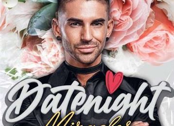Ein Mann mit grauen Haaren und einem stylishen Outfit, umgeben von rosa Blumen. Ankündigung für das Event "Datenight Miracles" am Sonntag, den 22. Februar, im Gartenhotel Maria Theresia.