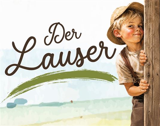 Ein fröhlicher Junge versteckt sich hinter einem Holzpfosten. Im Hintergrund sind sanfte Farben und eine ländliche Landschaft zu sehen.