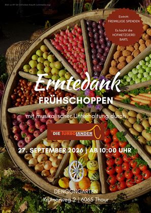 Uno spettro colorato di freschi frutti e verdure in una tradizionale ruota di legno. Lo sfondo suggerisce un evento per il Ringraziamento con intrattenimento musicale.