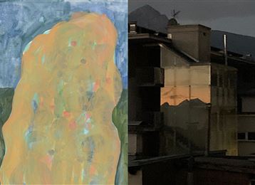 Un dipinto astratto con tonalità arancioni e blu è visibile a sinistra. A destra c'è un edificio illuminato nella penombra, e le ombre delle montagne sono visibili sullo sfondo.