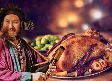 Un homme joyeux en vêtements traditionnels joue d'un instrument de musique. Sur la table se trouve un rôti magnifiquement présenté avec des légumes.