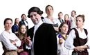Eine Gruppe von Menschen in historischen Kostümen steht zusammen, einige halten Fläschchen und zeigen verschiedene Gesichtsausdrücke. Die Szenerie vermittelt eine historische oder theatrale Atmosphäre.