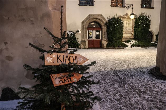 Innenhof Rathaus Hall in Tirol mit Schnee