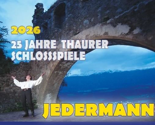 Een acteur in historische kostuums staat onder een grote boog. Op de achtergrond zijn bergen en een blauwe lucht zichtbaar, terwijl tekst voor een evenement wordt weergegeven.