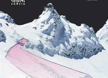 Une montagne enneigée avec des falaises abruptes et un chemin de sécurité rose. La scène transmet un sentiment de sécurité en terrain alpin.