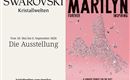 L'annuncio promuove una mostra di Swarovski per il 100° compleanno di Marilyn Monroe. Mostra un design creativo con uno sfondo rosa e elementi luccicanti.