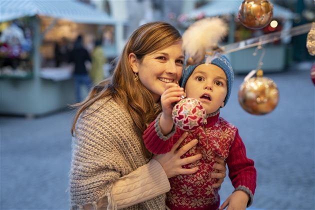 Mutter mit Kind am Haller Adventmarkt