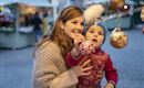 Mutter mit Kind am Haller Adventmarkt