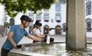 Radfahrende am Brunnen Stiftsplatz Hall