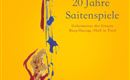 Ein farbenfrohes Plakat zum 20-jährigen Jubiläum der Saitenspiele. Es zeigt eine stilisierte Gitarre auf einem orangefarbenen Hintergrund, begleitet von dem Text „Geheimnisse der Gitarre“.