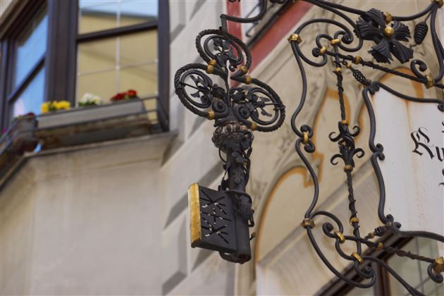 Schmiedeeisernes Hausschild Hall in Tirol