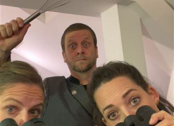 Drie Personen houden een verrekijker vast en kijken nieuwsgierig in de camera. Een persoon houdt een garde in de hand en heeft een verraste gezichtsuitdrukking.