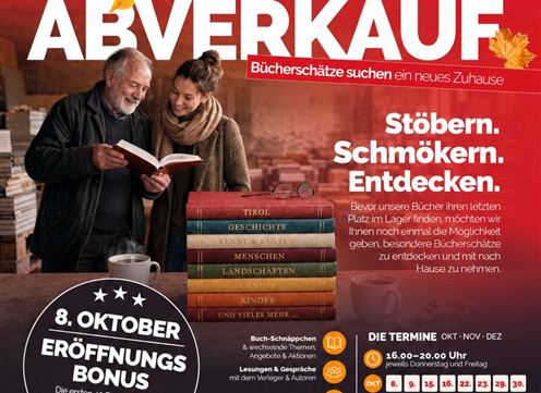 Een advertentie voor een grote boekenuitverkoop met twee personen die een boek bekijken. Op de achtergrond staan stapels kleurrijke boeken en de tekst nodigt uit om te bladeren en te ontdekken.