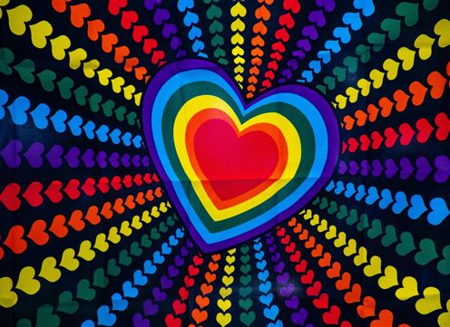 Ein Detail von Notenblättern auf beige Papier. Die Noten sind klar und deutlich gedruckt.