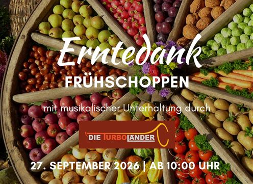 Een kleurrijk spectrum van verse fruit- en groentesoorten in een traditioneel houten wiel. De achtergrond duidt op een evenement voor de oogsttijd met muzikale vermaak.
