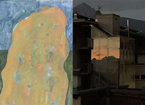 Eine abstrakte Malerei mit orangefarbenen und blauen Tönen ist links zu sehen. Rechts ist ein Gebäude, das im Dämmerlicht beleuchtet ist, und die Schatten der Berge sind im Hintergrund sichtbar.