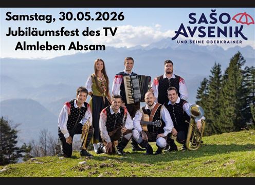 Un gruppo di musicisti in costumi tradizionali si trova in un pittoresco paesaggio montano. Sullo sfondo si vedono alberi e montagne.