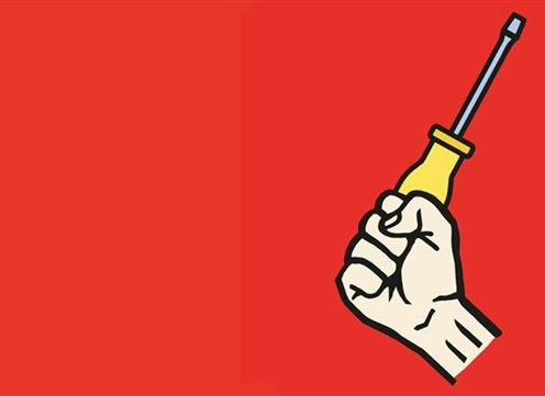 Eine Hand, die einen Schraubendreher festhält, vor einem roten Hintergrund. Das Bild symbolisiert DIY oder handwerkliche Tätigkeiten.