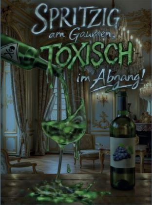 Un cocktail vert coule d'une bouteille et génère un liquide pétillant. En arrière-plan, on peut voir une pièce élégante avec un intérieur classique.