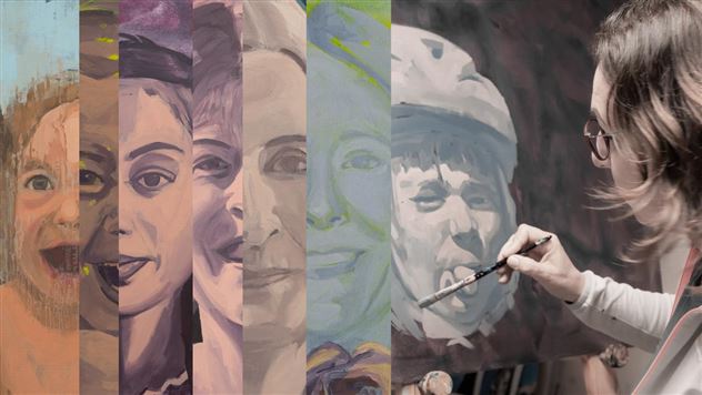 Une artiste peint des portraits montrant différents visages. À l'arrière-plan, plusieurs tableaux inachevés sont visibles.
