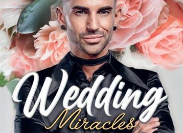 Ein Mann mit modernem Haarschnitt steht vor einem Hintergrund aus blühenden Blumen. Der Text kündigt eine Veranstaltung namens "Wedding Miracles" an.