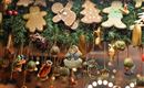 Ein festlich dekoriertes Weihnachtsfenster mit Lebkuchenfiguren und traditionellen Ornamenten. Die bunten Weihnachtsanhänger und der grüne Kranz schaffen eine gemütliche Stimmung.