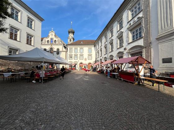 Weinfest Stiftsplatz Hall