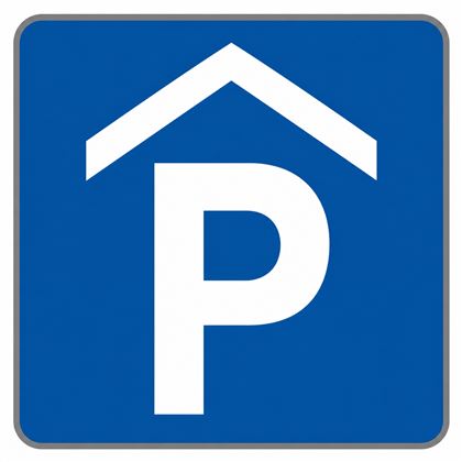 Un cartello per il parcheggio con una grande "P" bianca su sfondo blu. Il segnale indica che qui ci sono possibilità di parcheggio.
