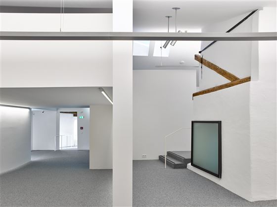Un design intérieur moderne avec des murs blancs et un élégant escalier. L'espace est lumineux et minimaliste.