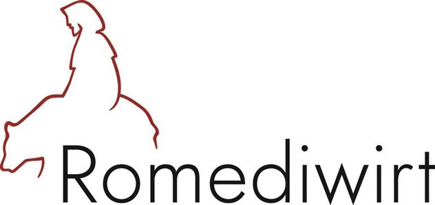 Een eenvoudig logo met de tekst "Romediwirt". Daarop staat een gestileerde figuur die op een beer zit.
