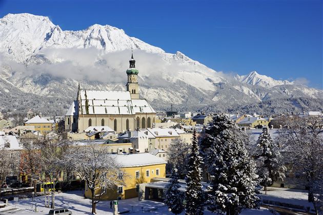 Stadtpfarrkirche Hall in Tirol im Winter