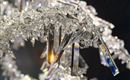 L'ingrandimento di cristallo scintillante mostra forme eleganti e superfici riflettenti. La luce si rifrange e crea un bagliore colorato.