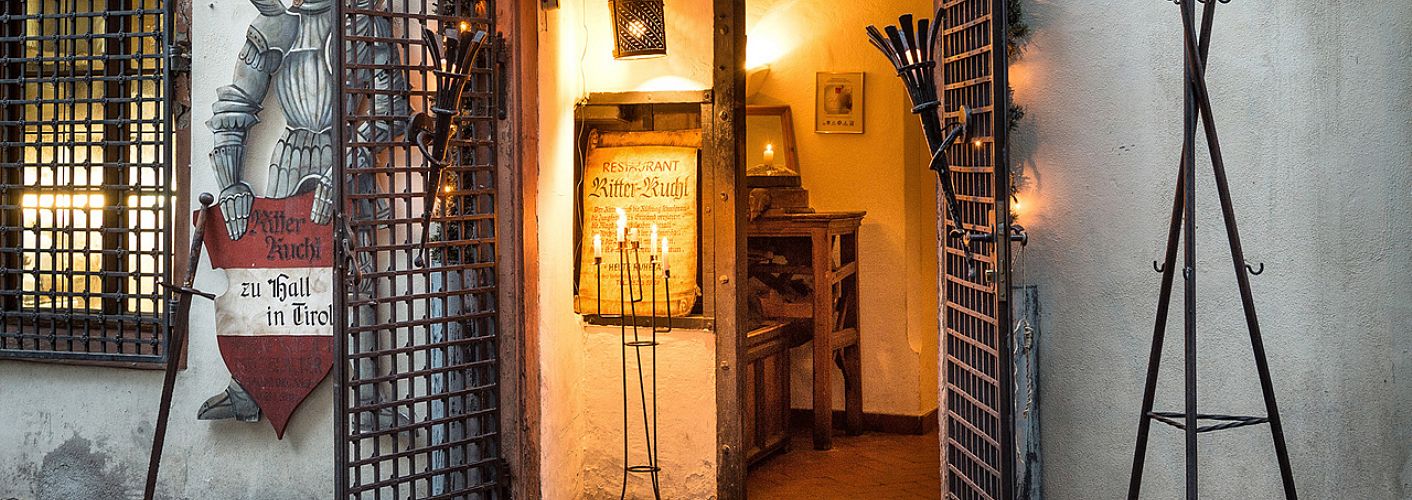 ritterkuchl_mittelalterliche gaststätte portal.jpg
