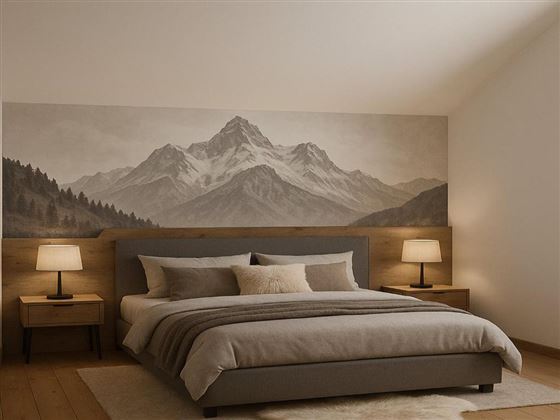 Une chambre moderne avec un lit confortable et des tables de nuit élégantes. Le mur est décoré d'un impressionnant motif de montagne.