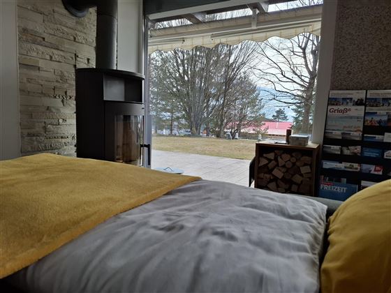 ausziehbare Couch im Wohnzimmer