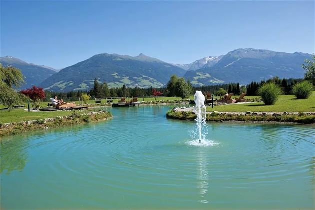 Schwimmteich mit Aussicht auf Tiroler Berge