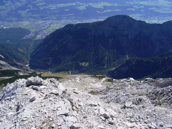 Blick vom Gipfel der Speckkarspitze auf St. Magdalena (Lichtung in Bildmitte) und das Halltal. Hinter dem Halltaler Zunterkopf das Inntal.