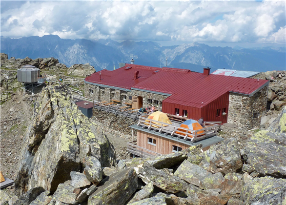 Glungezerhütte mit Roman’s Biwak (li), Schlafhütte „TuXer“ (re)  und „Base-Camp“