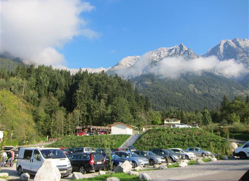 Parkplatz Halltal, Eingang Alpenpark Karwendel. Im Hintergrund Großer Bettelwurf und Hohe Fürleg (rechts).