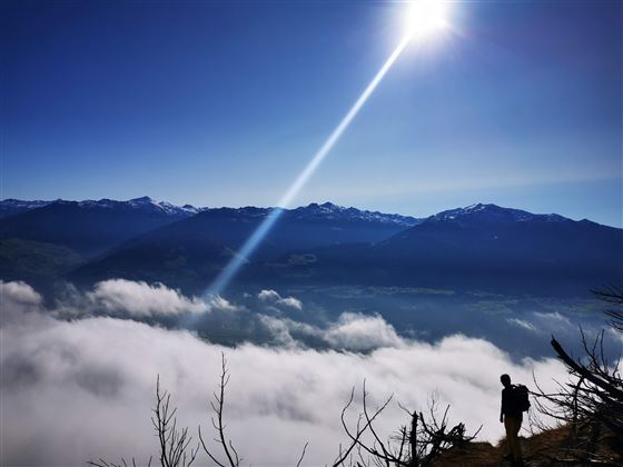 Sopra la nebbia gli ultimi metri di dislivello molto ripidi