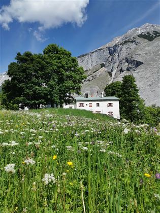 Zum Alpengasthaus St. Magdalena im Halltal